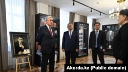 Президент Казахстана Касым-Жомарт Токаев в музее своего отца, писателя Кемеля Токаева, Уштобе, Жетысуская область, 13 декабря 2024 года