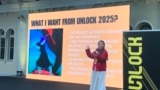 Қырғызстандық белсенді Жулдызай Турдыбекова UNLOCK-2025 жиынында жобасын таныстырып тұр. Прага, 19 мамыр, 2025 жыл.