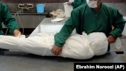 COVID-19 keseliniň plastik gaba örtülen pidasy (illýustrasiýa suraty)