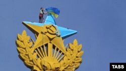 Коткаручылар 20 август Мәскәү үзәгендәге бу бинадан Украина әләмен төшерде