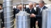 Președintele Masud Pezeshkian (al doilea la dreapta) și șeful Organizației Iraniene pentru Energie Atomică, Mohammad Eslami (dreapta), cu ocazia Zilei Naționale a Tehnologiei Nucleare la Teheran. 9 aprilie