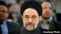 خبرگزاری تسنیم، نزدیک به سپاه پاسداران، در خبری کوتاه از بیانیه محمد خاتمی استقبال کرده و آن را «کنایه» به بیانیه میرحسین موسوی دانسته است