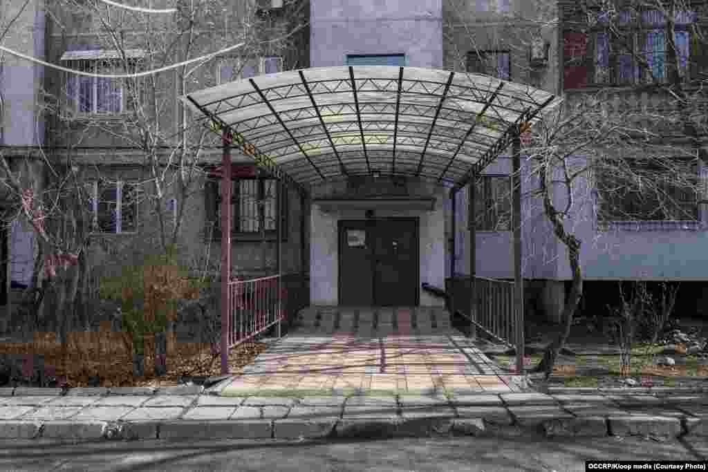Сүйүмбаев атындагы көчө, 142-үй, 114-батир. Бишкектин борборундагы советтик мезгилде курулган үй. Журналисттер батирдин эшигине жакындай алган жок. Бирок темир тордун аркы жагында дүмүрчөкко окшогон кагаздарга толгон баштыкты байкашкан. Ушундан улам ал батирде көптөн бери эч ким жашабайт деп боолгосо болот. Эшиктин коңгуроосу жок экен. Ылдый жактагы кошуна ал жерде мурда үй-бүлө жашаганын, бирок бир нече айдан бери бош турганын айтып берди. Аянты: 52 кв метр Баасы: 33.000-40.000 (риэлтердин баасы) Матраимов сатып алган күн: 25-январь 2021-жыл Мамлекетке өткөрүлгөн күн: 1-февраль 2021-жыл 