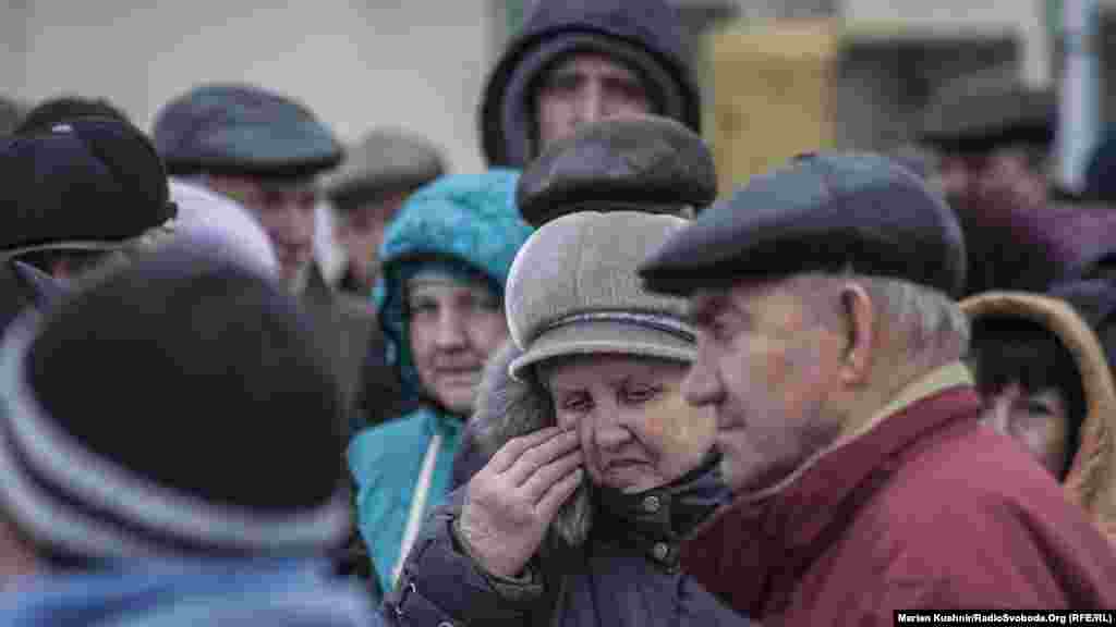 Люди кажуть, що через систему електронного контролю у черзі з української сторони треба стояти довше