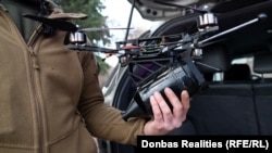 Оптавалаконны бесьпілётнік у руках украінскага вайскоўца, Данецкая вобласьць, Украіна