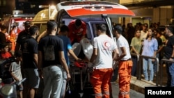 Građani se okupljaju ispred bolnice u Bejrutu u utorak, 17. septembra nakon što su pejdžeri koji se koriste za komunikaciju eksplodirali širom Libana, usmrtivši 12 i ranivši skoro 3.000 ljudi.