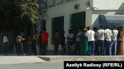 Illýustrasiýa suraty. Aşgabatda bankomat nobatyna garaşýan adamlar.