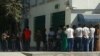 Bankomatdan pul almak üçin nobata duran adamlar. Arhiwden alnan surat