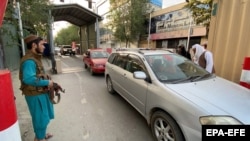 “Talybanyň” esgerleri ilçihanalaryň aglaba köplüginiň ýerleşýän bölegi Ýaşyl zona geçýän awtoulaglary barlaýarlar. Kabul, 2021-nji ýylyň 22-nji awgusty.