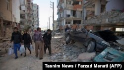 Residents look at the damage following a 7.3-magnitude earthquake in Sarpol-e Zahab in Iran's western province of Kermanshah on November 13