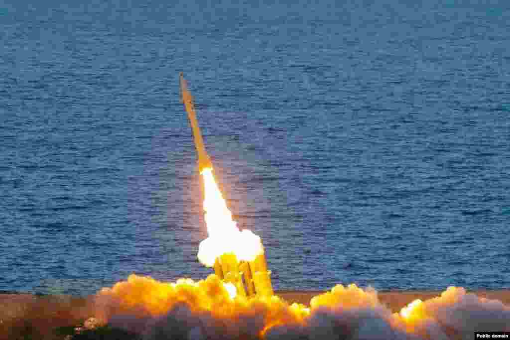 Запуск ракеты Fath-360 во время военных учений на юге Ирана в ноябре 2022 года. Баллистическую ракету малой дальности впервые представили на военном параде в Тегеране в апреле 2022 года. Fath (&laquo;Фатх&raquo;) с персидской означает &laquo;завоевание&raquo;. Каждая ракета протяженностью 5,2 метра может нести боеголовку весом 150 килограммов. Это примерно втрое больше боевой части беспилотных летательных аппаратов Shahed иранской разработки, которые Россия впервые применила против Украины в 2022 году.