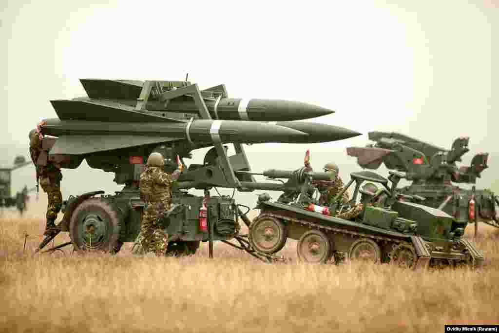 HAWK uçarlara garşy raketa ulgamy ABŞ-nyň Döwlet departamentiniň 30-njy dekabrda çap eden beýanatynda, bu täze ýarag toplumy anyklaşdyrylman, diňe "howa goranyş ýaraglaryna" degişli diýilýär. Ýöne AP gullugy Kiýewiň HAWK ulgamlary bilen üpjün edilendigini aýdýar. HAWK ulgamy ABŞ-nyň ýaragly güýçlerine ilkinji gezek 1959-njy ýylda berlipdi. Maglumatda aýdylyşyna görä, bu köne raketalar Eýran tarapyndan öndürilýän, çaltlygy onçakly ýokary bolmadyk, ‘Şahed’ dronlaryny ýok etmekde netijeli saýylýar.