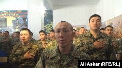 На траурном митинге в воинской части, на которую было совершено 5 июня вооруженное нападение. Актобе, 9 июня 2016 года.