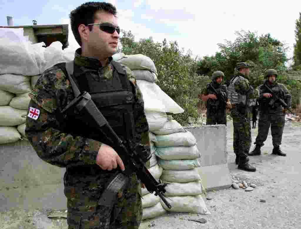 Грузинські солдати на позиціях біля села Ерґнеті в південноосетинському регіоні, яке лишалося під владою Тбілісі, напередодні початку війни, 5 серпня 2008 року