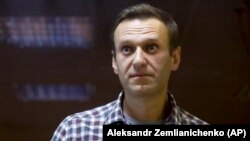 Одна зі справ, за словами політика, стосується звинувачень в образі судді Віри Акімової. Як саме Навальний образив суддю, слідчі йому не пояснили