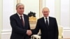 Президент России Владимир Путин пожимает руку прибывшему с визитом в Москву президенту Казахстана Касым-Жомарту Токаеву. Август 2021 года.