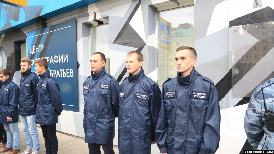Активісти російського «Союзу офіцерів» блокують вхід до Центру фотографії імені братів Люм’єр, Москва, 25 вересня 2016 року 
