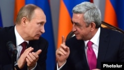 Armenia - President Serzh Sarkisian and his Russian counterpart Vladimir Putin at a news conference in Yerevan, 2Dec2013.