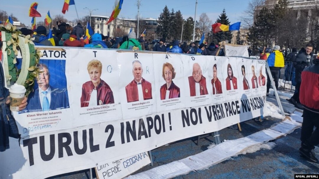 Fotografiile judecătorilor CCR, peste care e tipărit cuvântul „trădători”, au fost afișate la protestul de vineri din Piața Victoriei al simpatizanților lui Călin Georgescu.
