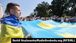 Акция под Верховной Радой: активисты пишут пожелания на крымскотатарском флаге, который будет запущен в небо над Крымом. Киев, 15 июня 2021 года