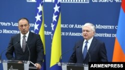 Глава МИД Боснии и Герцеговины Игорь Црнадак (слева) и глава МИД Армении Эдвард Налбандян на совместной пресс-конференции, Ереван, 30 августа 2017 г.
