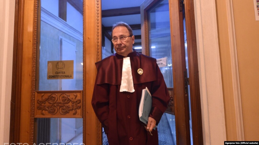 Comisarul pentru justiție avertizează din nou România în ce privește respectarea prevalenței dreptului UE asupra celui național și „tergiversarea” desființării SIIJ. Poziția CCR în aceste chestiuni este și ea criticată. Imagine generică cu președintele CCR, Valer Dorneanu