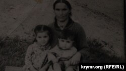 Еміне Османова з дітьми на чужині