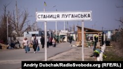 Як повідомили у ДПСУ, людей пропускають тільки на двох пунктах – «Станиця Луганська» та «Новотроїцьке».