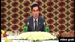 Prezident Gurbanguly Berdimuhamedow hökümet maslahytyny geçirýär. Arhiw fotosy