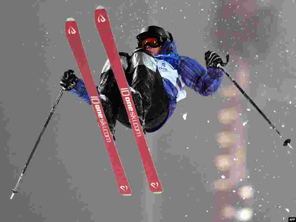 2010 елда Ванкуверда үткән кышкы Олимпия ярышларында Казакъстаннан фристайл чаңгычы Юлия Галышева көмеш медаль алган иде. Бу юлы Казакъстан алтын медаль алучыга $250 000, көмеш медальгә $150 000 вәгъдә итә. Өченче, дүртенче, бишенче һәм алтынчы урын алучы спортчыларга $75 000 биреләчәк.