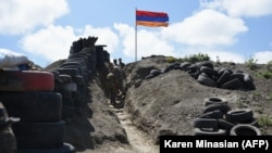 Военнослужащие ВС Армении на боевой позиции (архивная фотография) 