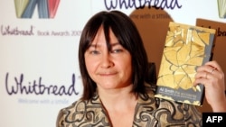 Ali Smit ýyllyk Akçörek kitap baýragynyň ýeňijisiniň yglan edilemeginiň öň ýanynda, London, 26-njy ýanwar, 2006.