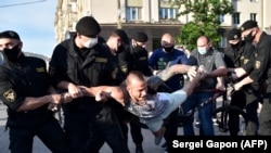 Сотрудники ОМОН Беларуси задержали сторонника оппозиции во время собрания.