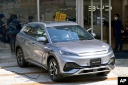 Ýolsuz ýerden ýöräp bilýän BYD ATTO kysymly 3 elektrik üpjünçilikli ulag, ol BYD satuw bazarynda görkezildi.