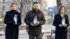 Президентът на Украйна Володимир Зеленски (в средата), съпругата му Олена (вляво) и президентката на Молдова Мая Санду отбелязват 10-ата годишнина от протестите на Евромайдан в Киев на 21 ноември.