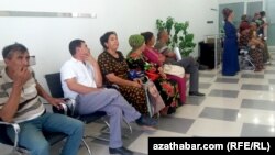 Daşary ýurtda bilim alýan ogul-gyzlaryna pul ugratmak üçin öz nobatyna garaşýan ene-atalar. Türkmenistan.