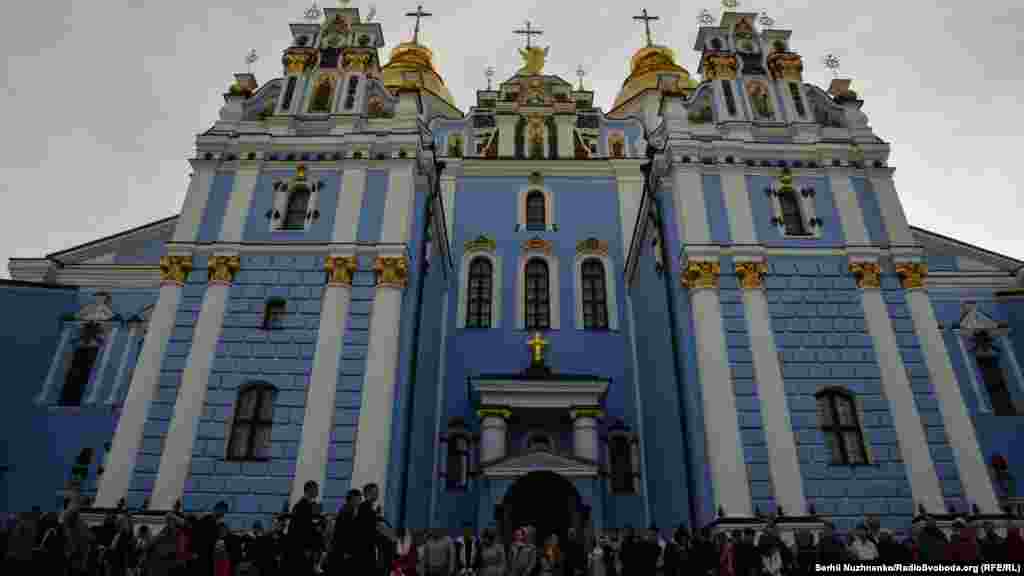 Христос Воскрес! Сонце сходить над Михайлівським Золотоверхим монастирем