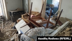 Генже шаарындагы бул турак үй армяндар аткан ракетадан улам ойрон болду. Азербайжан. 11-октябрь, 2020-ж. (Azadliq Radiosu). 27-сентябрда башталган алты апталык согуш эки тарапка тең оор мүшкүл алып келди.