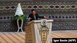 Türkmenistanyň prezidenti Gurbanguly Berdimuhamedow Ýaşulylar Maslahatyna gatnaşyjylara ýüzlenýär. 9-njy oktýabr, 2017-nji ýyl, Aşgabat