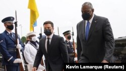Міністр оборони США Ллойд Остін (п) вітає президента України Володимира Зеленського в Пентагоні, 31 серпня 2021 року