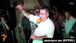 «Ժառանգության» փոխնախագահ Արմեն Մարտիրոսյանը Խորենացու փողոցում: 23-ը հուլիսի, 2016 թ․