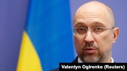 Від початку вакцинальної кампанії в Україні бустерну дозу отримали понад 493 тисячі людей (на фото Денис Шмигаль)