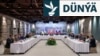 Türkiýäniň daşary işler ministri Hakan Fidan (O), Russiýanyň wekiliýeti (S) we Ukrainanyň delegasiýasy (Ç) Türkiýede Ukraina-Russiýa parahatçylyk gepleşikleriniň ýygnagyna gatnaşýar.