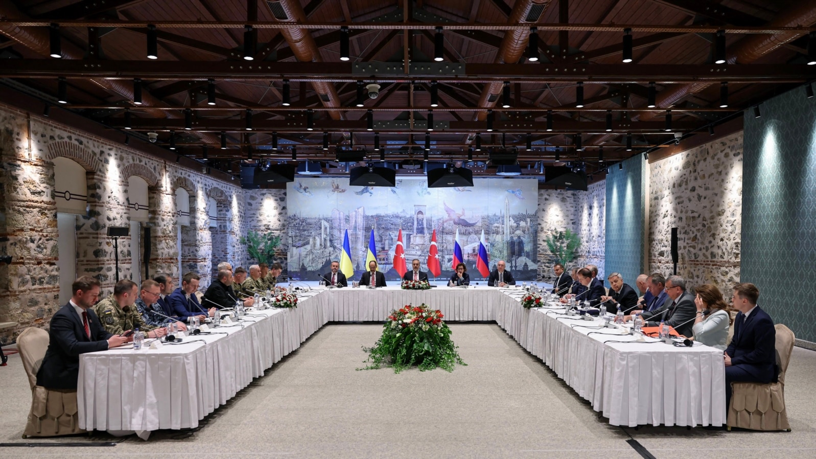 Această fotografie, publicată de Ministerul de Externe al Turciei pe 16 mai, îi înfățișează pe ministrul turc de Externe, Hakan Fidan (centru), delegația ucraineană (stânga) și cea rusă (dreapta) la o întâlnire privind discuțiile de pace, la Istanbul.