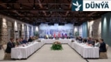 Türkiýäniň daşary işler ministri Hakan Fidan (O), Russiýanyň wekiliýeti (S) we Ukrainanyň delegasiýasy (Ç) Türkiýede Ukraina-Russiýa parahatçylyk gepleşikleriniň ýygnagyna gatnaşýar.