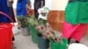 Продажа цветов в Ашхабаде. Одна из связок роз упакована в газеты с портретом президента Сердара Бердымухамедова 