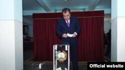 Президент Таджикистана Эмомали Рахмон бросает бюллетень в урну для голосования в день референдума. Душанбе, 22 мая 2016 года.