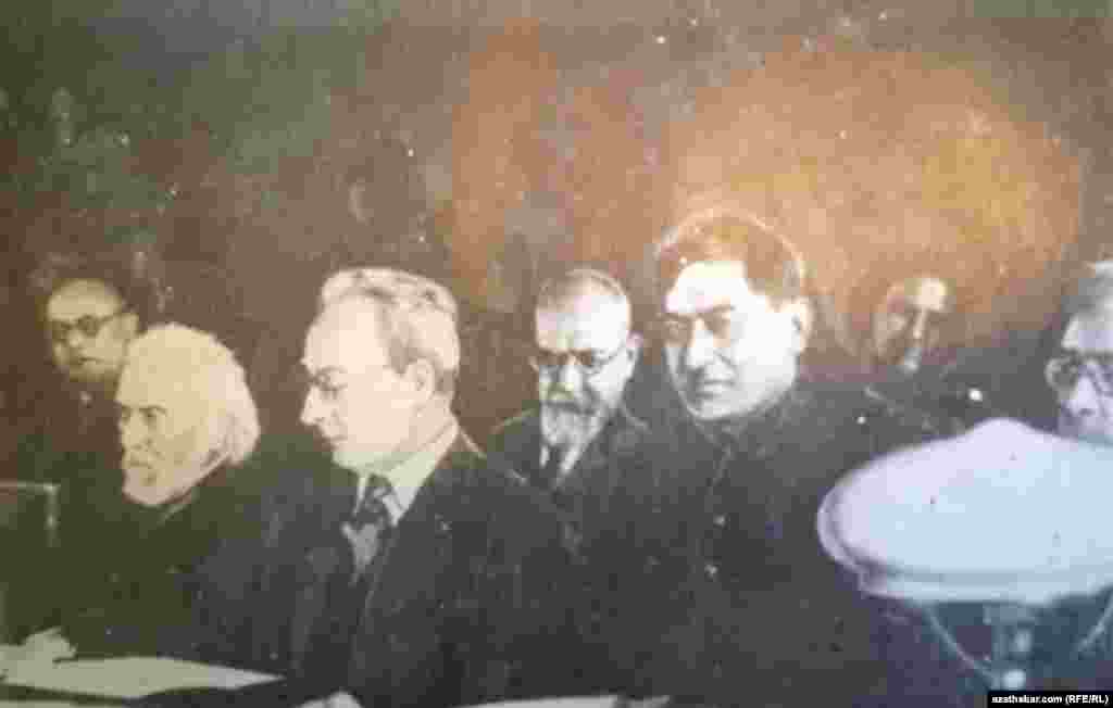 Türkmenistan SSR-niň önümçilik güýçleriniň 1-nji konferensiýasy, 1933, G.S.Atabaýew (sagdan ikinji) 