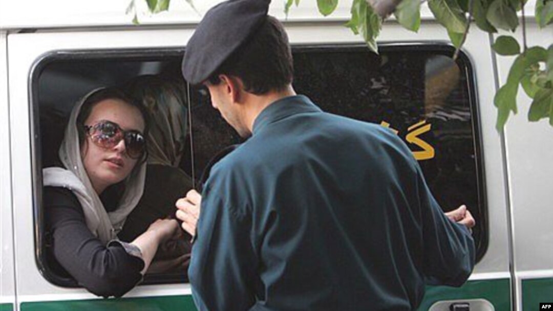 Иранка седи в полицейска кола, след като е била арестувана заради "неподходящо" облекло в Техеран, 23 юли 2007 г.