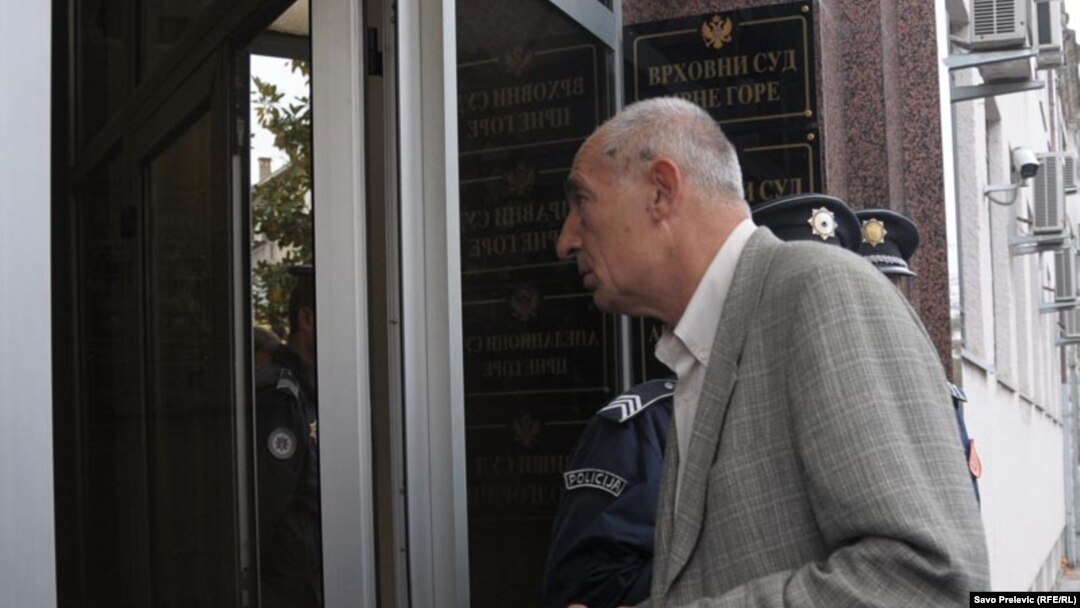 Slobodan Pejović na ulazu u Viši sud u Podgorici, 2011.